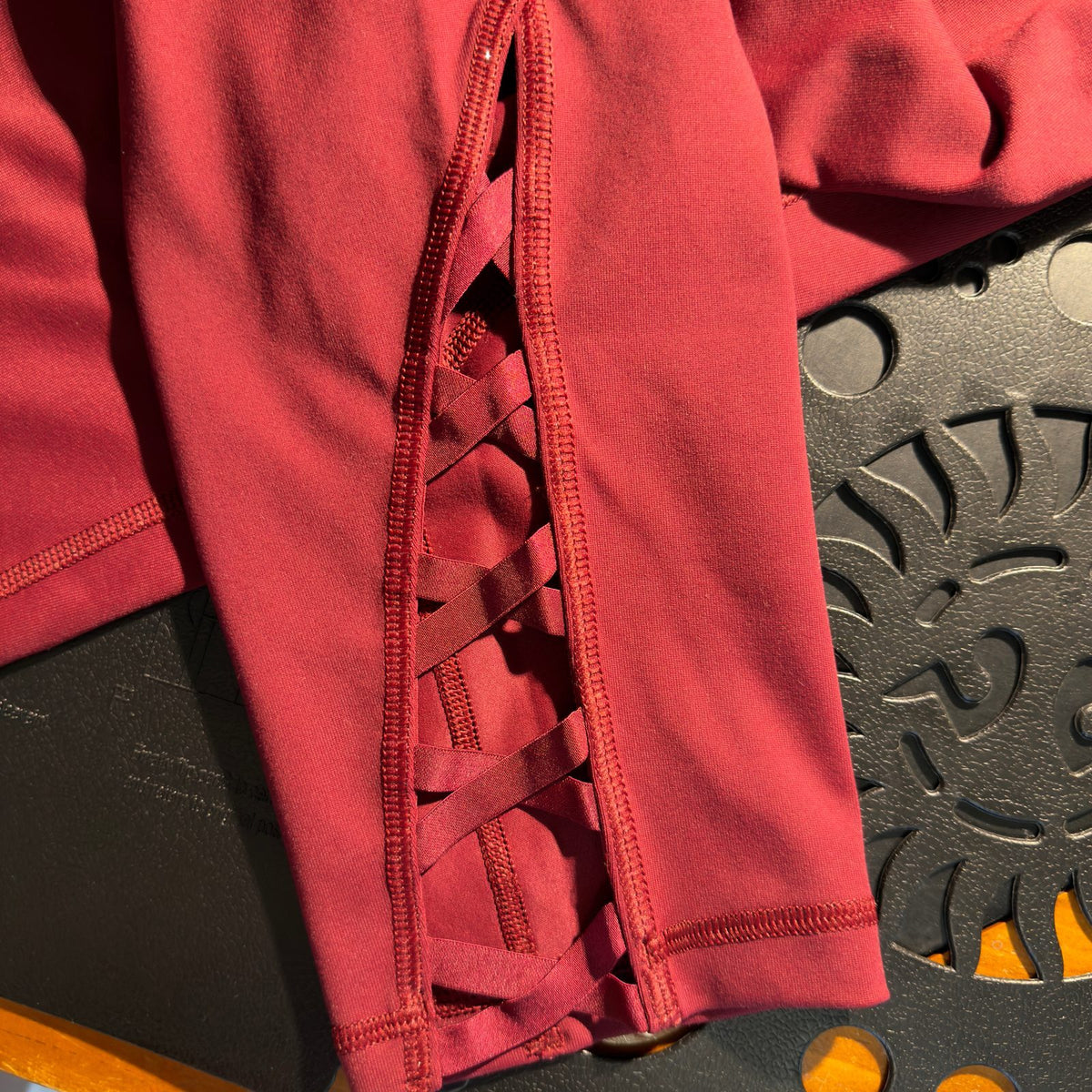 NWT Victoria Sport Knockout Capri Leggings Womens M Burgundy