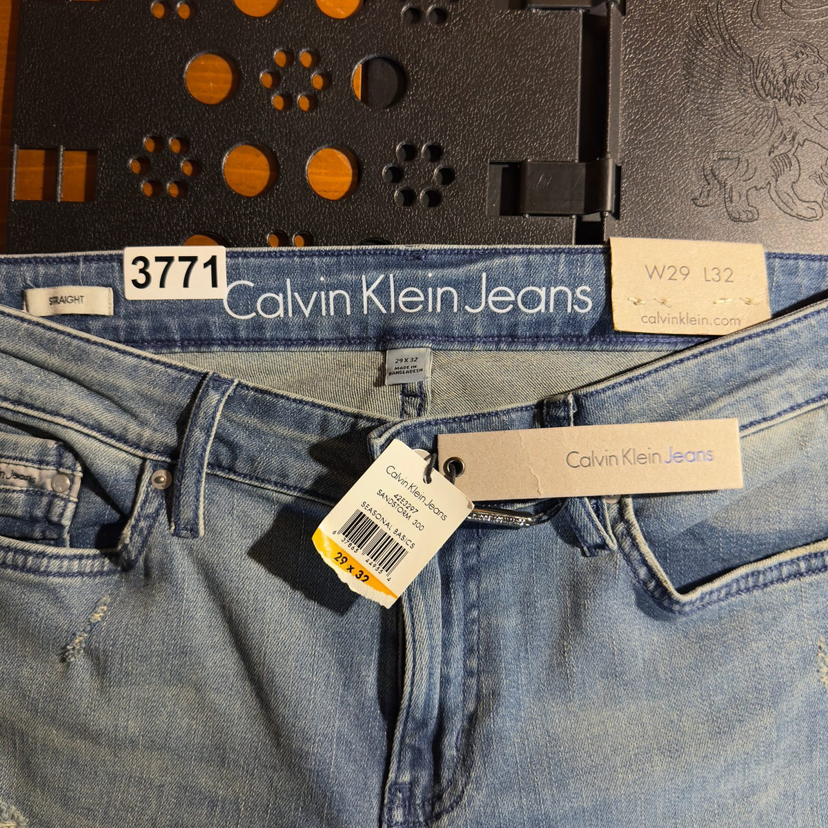 NWT Calvin Klein Straight Jeans Womens 29x32 Distressed