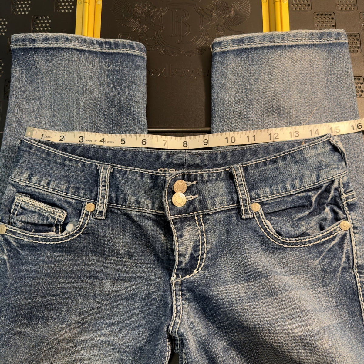 Y2K Maurices Capri Jeans Women 3/4 Medium Wash Embroidered