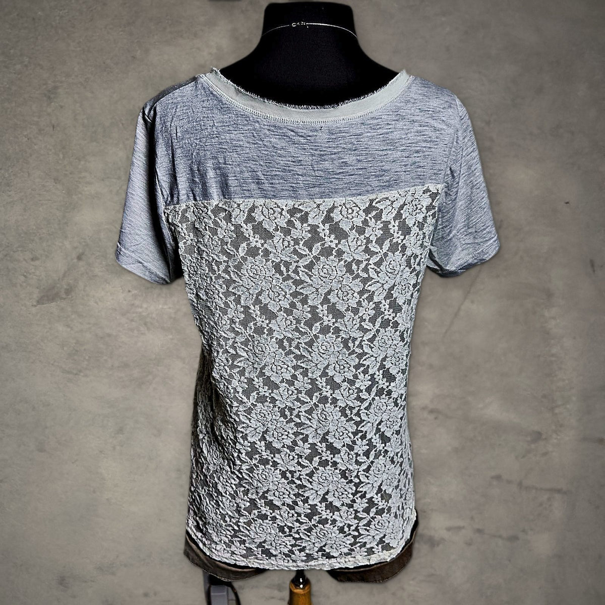 Miss Me Sequin Lace Back Tee Womens L Gray Cream Boho