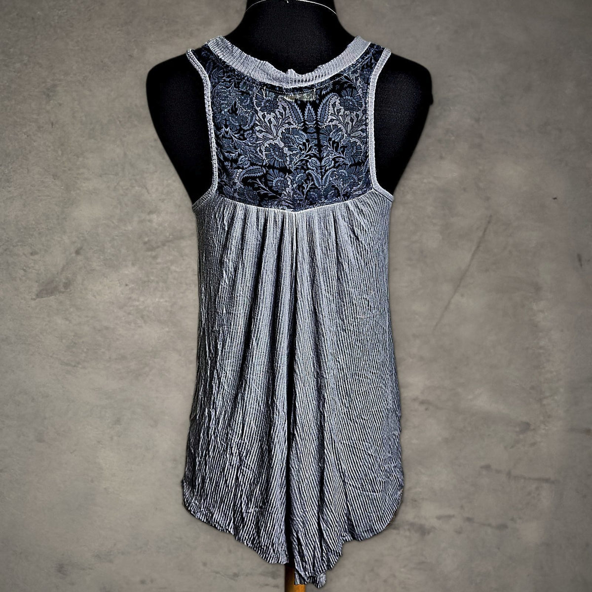 Scrapbook Lace Applique Tank Womens S Gray Boho Hi Low